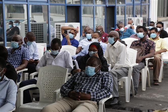 Người dân xếp hàng chờ tiêm vaccine ngừa COVID-19 tại Dar es Salaam, Tanzania, ngày 3/8/2021. Ảnh: THX/ TTXVN