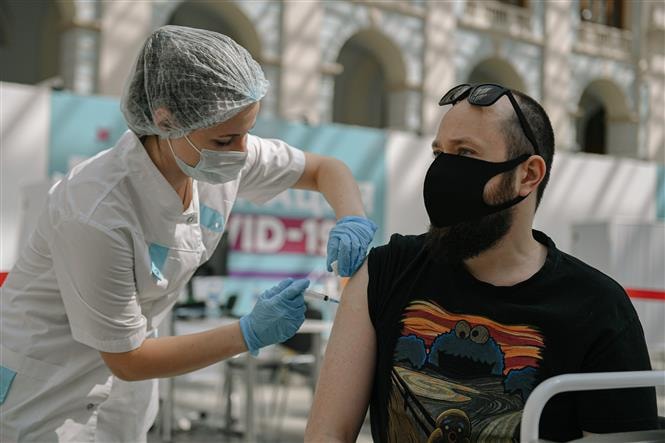 Nhân viên y tế tiêm vaccine ngừa COVID-19 cho người dân tại Moskva, Nga, ngày 4/8/2021. Ảnh: THX/ TTXVN
