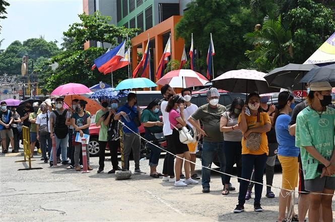 Người dân chờ tiêm vaccine ngừa COVID-19 tại Manila, Philippines ngày 15/7/2021. Ảnh: AFP/TTXVN