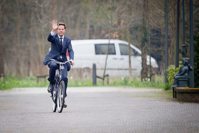 Thủ tướng Hà Lan Mark Rutte đi xe đạp mỗi ngày. Ảnh: ANP