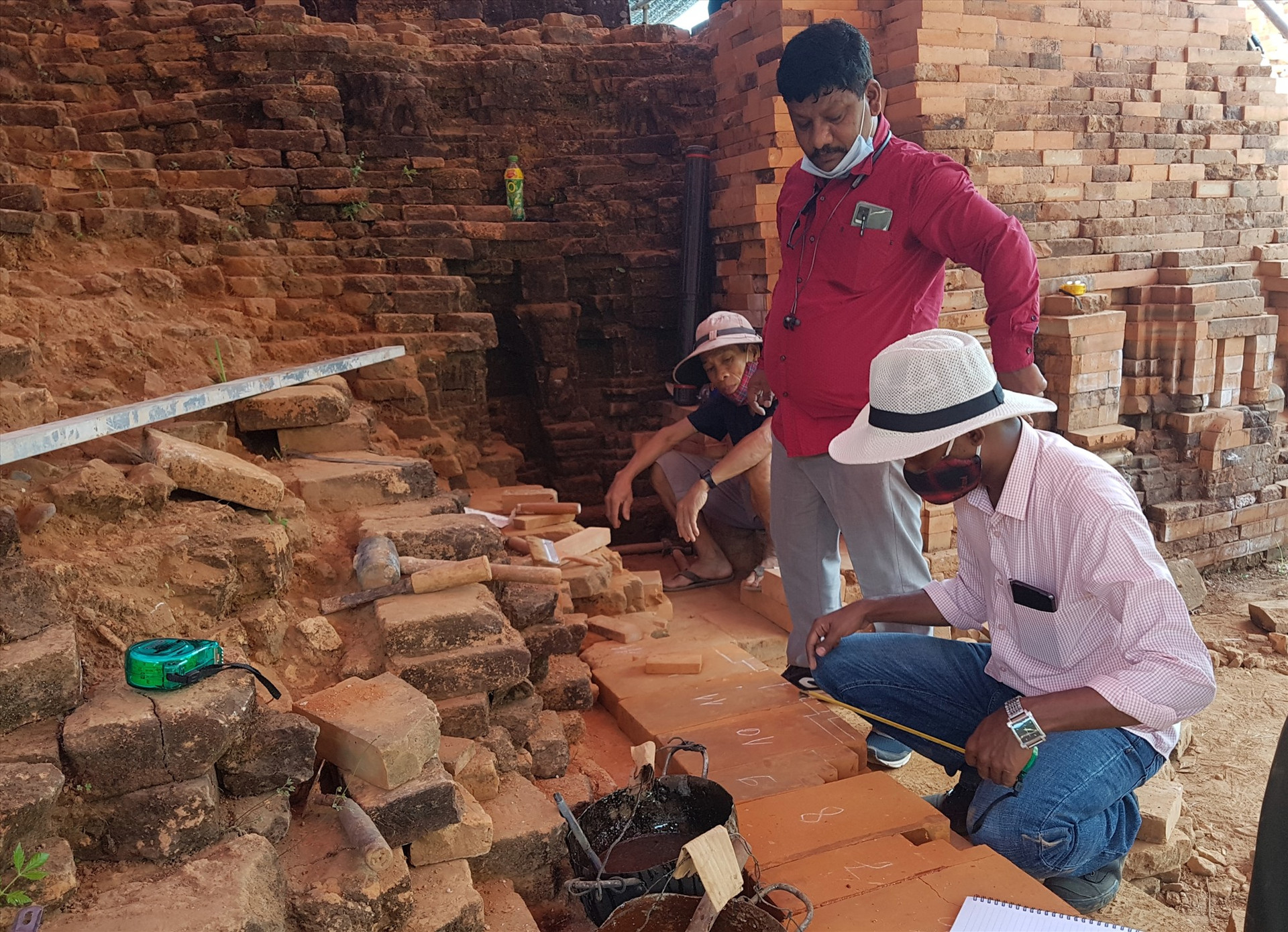 Các chuyên gia Ấn Độ tại dự án bảo tồn nhóm tháp A Mỹ Sơn
