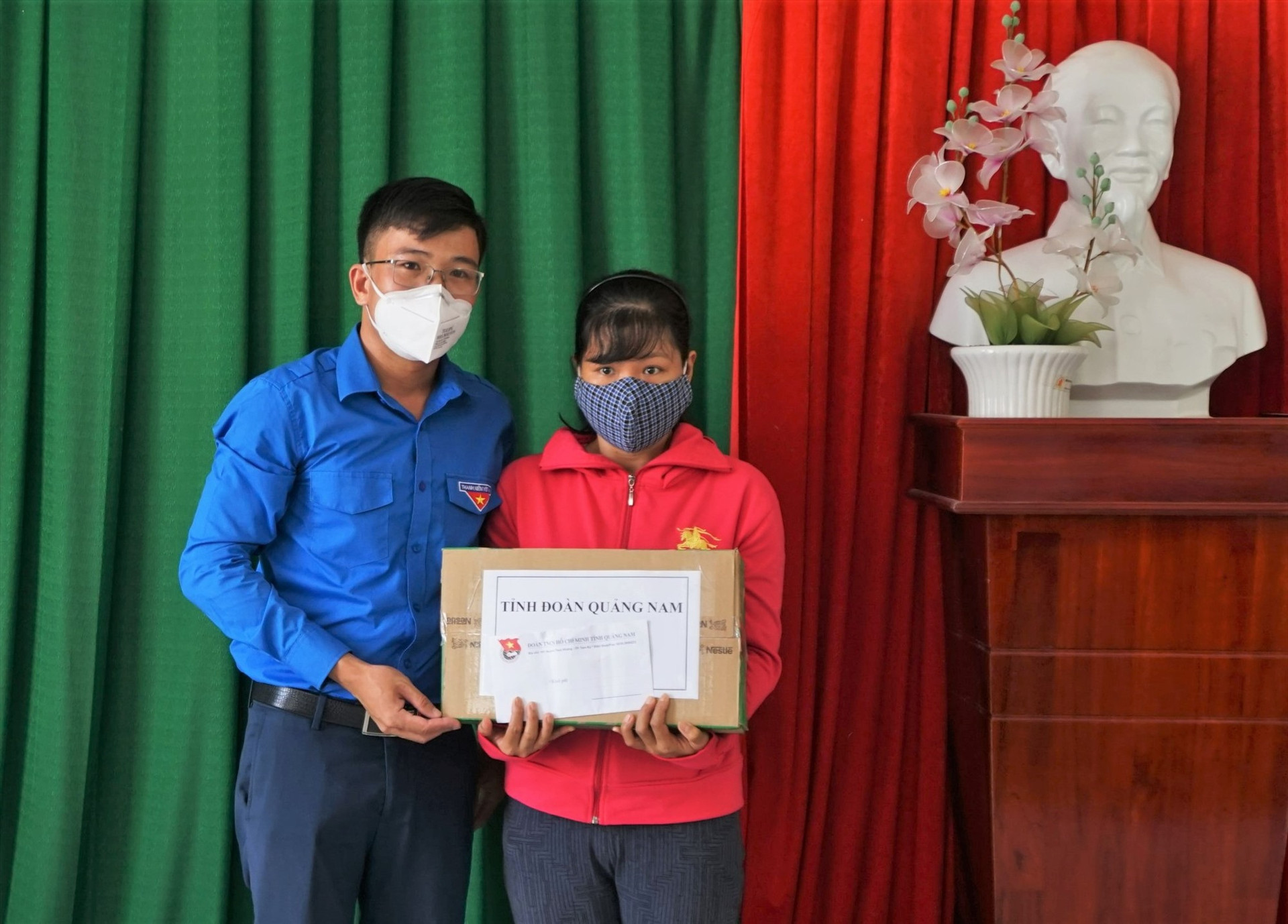 Phó Bí thư Tỉnh đoàn Nguyễn Xuân Đức trao quà động viên cho 1 nạn nhân khó khăn trong cuộc sống. Ảnh: A.N