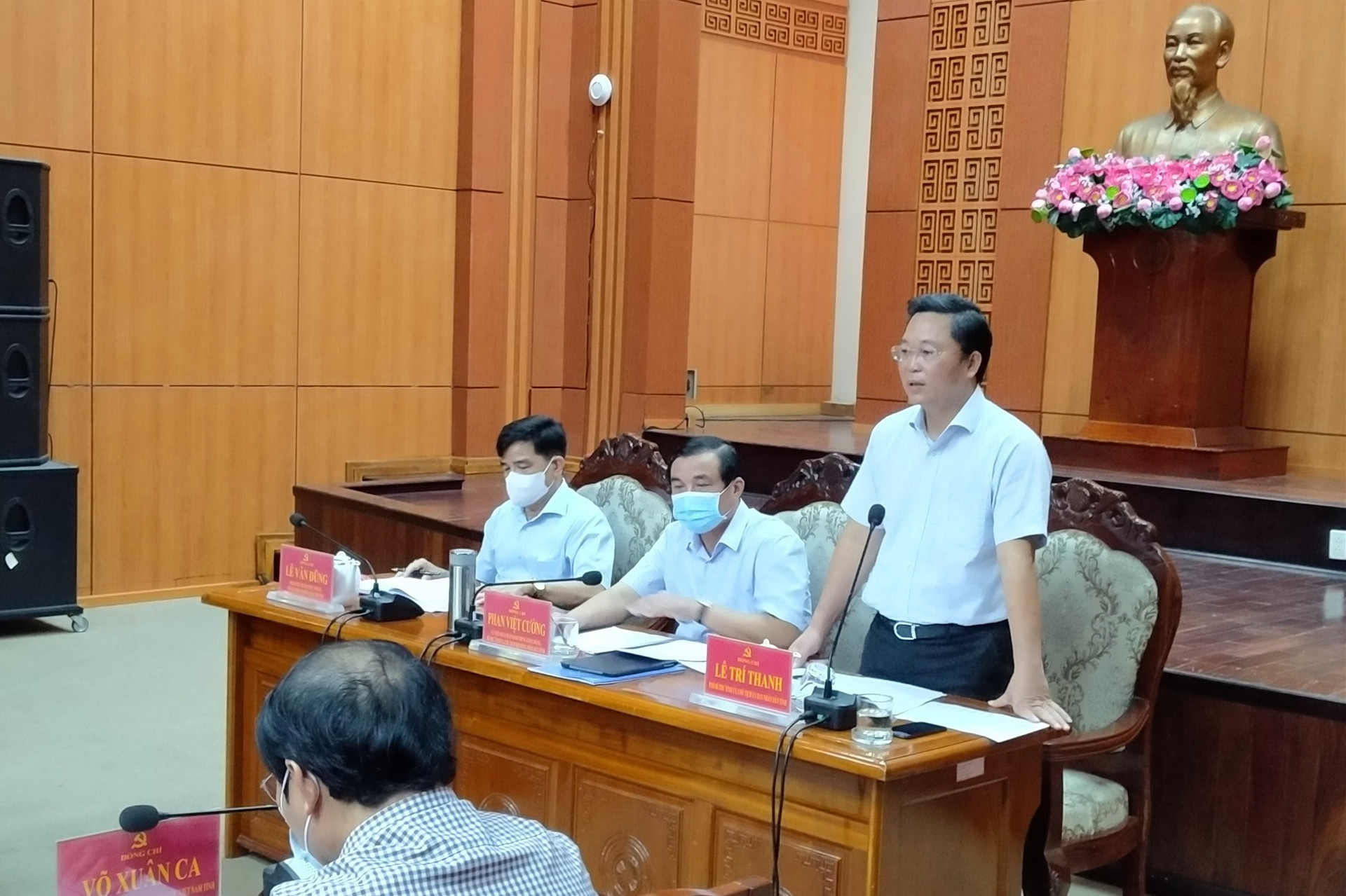 Chủ tịch UBND tỉnh Lê Trí Thanh điều hành thảo luận cùng người đứng đầu cấp ủy các địa phương tại hội nghị trực tuyến sáng nay 7.8. Ảnh: N.Đ