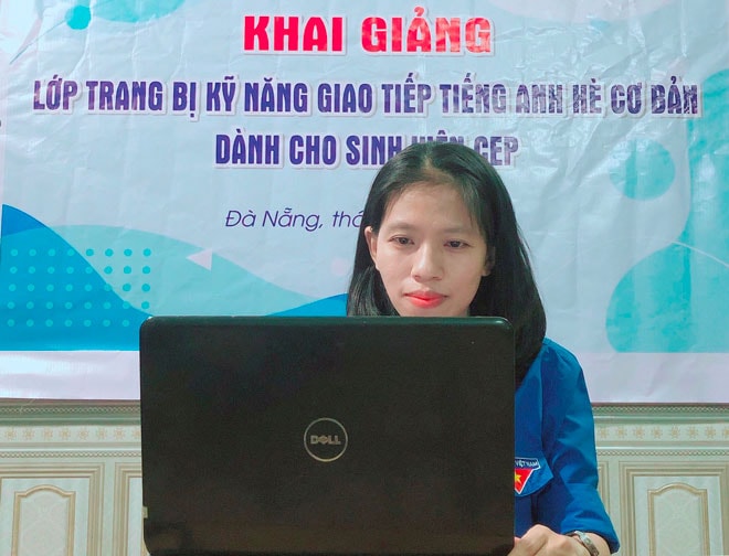 Giảng viên, Bí thư Đoàn Thanh niên Trường Cao đẳng Kinh tế - Kế hoạch Võ Thị Minh Lan trực tiếp đứng lớp giảng dạy. (Ảnh do nhân vật cung cấp)