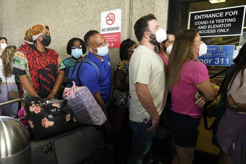 Hành khách xếp hàng dài chờ xét nghiệm COVID-19 để đi ra nước ngoài ở Sân bay Quốc tế Fort Lauderdale-Hollywood, ngày 6 tháng 8, 2021, ở Fort Lauderdale, Florida, Mỹ.