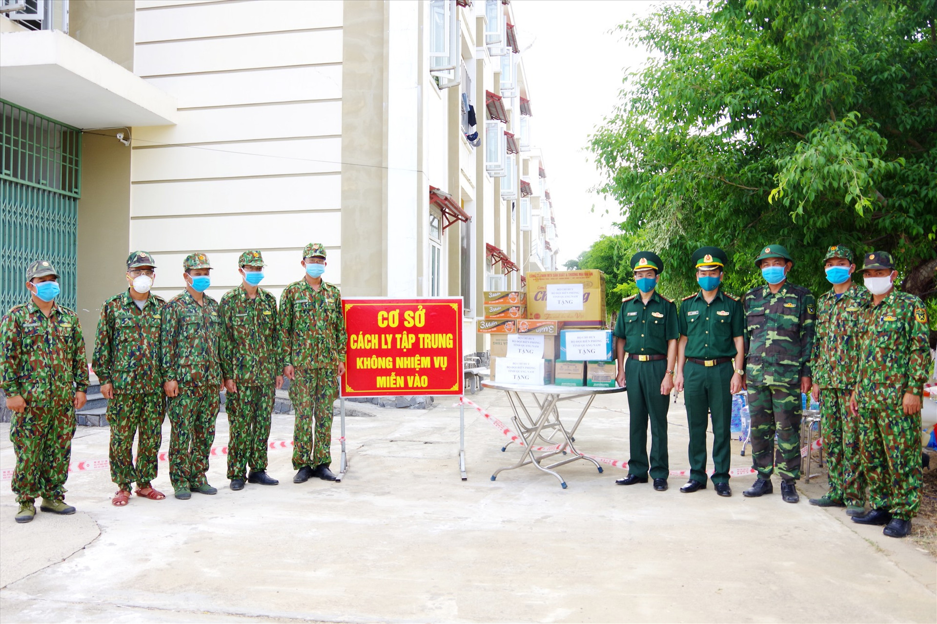 Bộ chỉ huy BĐBP tỉnh tặng quà tại Khu cách ly tập trung tại Trường PTTH chuyên Lê Thánh Tông. Ảnh: HUỲNH CHÍN