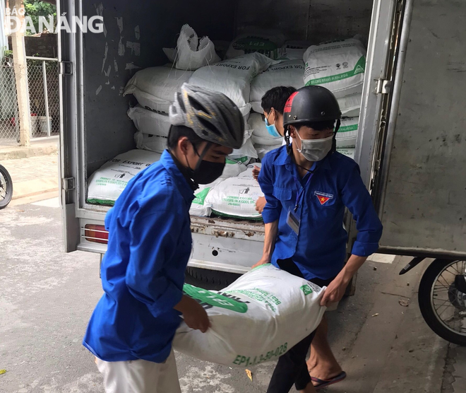Đoàn viên thanh niên hỗ trợ mang thực phẩm của các tổ chức từ thiện gửi tới người dân trong khu vực cách ly y tế của quận Sơn Trà. Ảnh: M.QUẾ