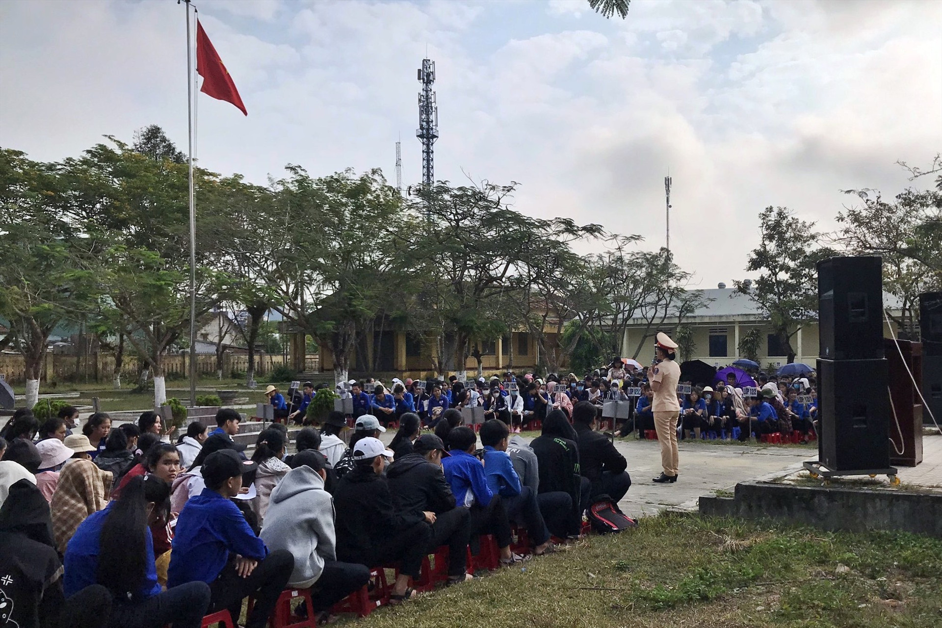 Công an huyện Phú Ninh phối hợp cùng Công an tỉnh tuyên truyền pháp luật về ATGT cho học sinh. Ảnh: CA.PN