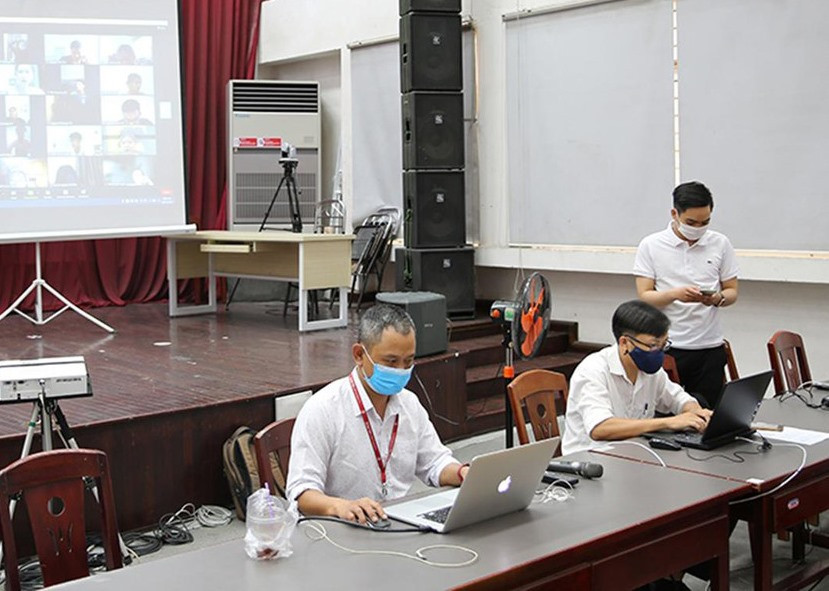 Cán bộ giảng viên giám sát kỳ thi online kết thúc học phần năm học 2020 - 2021 của hơn 20.000 sinh viên ĐH Duy Tân trong tháng 7 vừa qua. Ảnh: Q.L