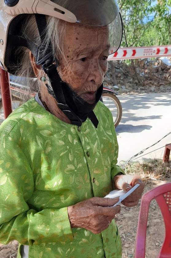 Bà Bùi Thị Năm quyết dùng số tiền dành dụm được hỗ trợ cho công tác phòng chống dịch trên địa bàn xã Sông Trà (Hiệp Đức). Ảnh: V.T
