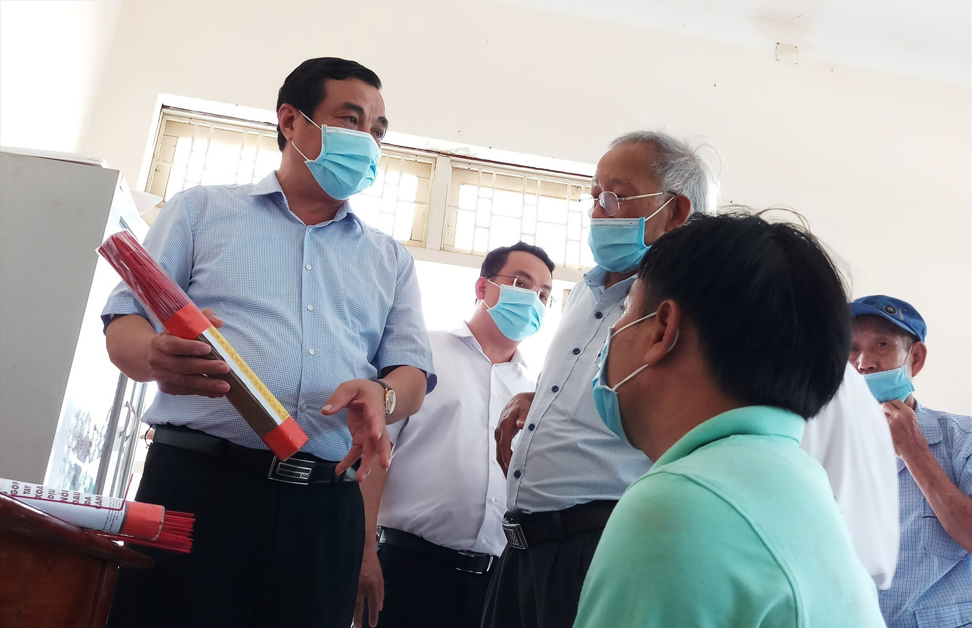 Bí thư Tỉnh ủy Phan Việt Cường thăm mô hình làm hương của Trung tâm Bảo trợ nạn nhân chất độc da cam/dioxin và trẻ em khuyết tật Quảng Nam. Ảnh: ALĂNG NGƯỚC
