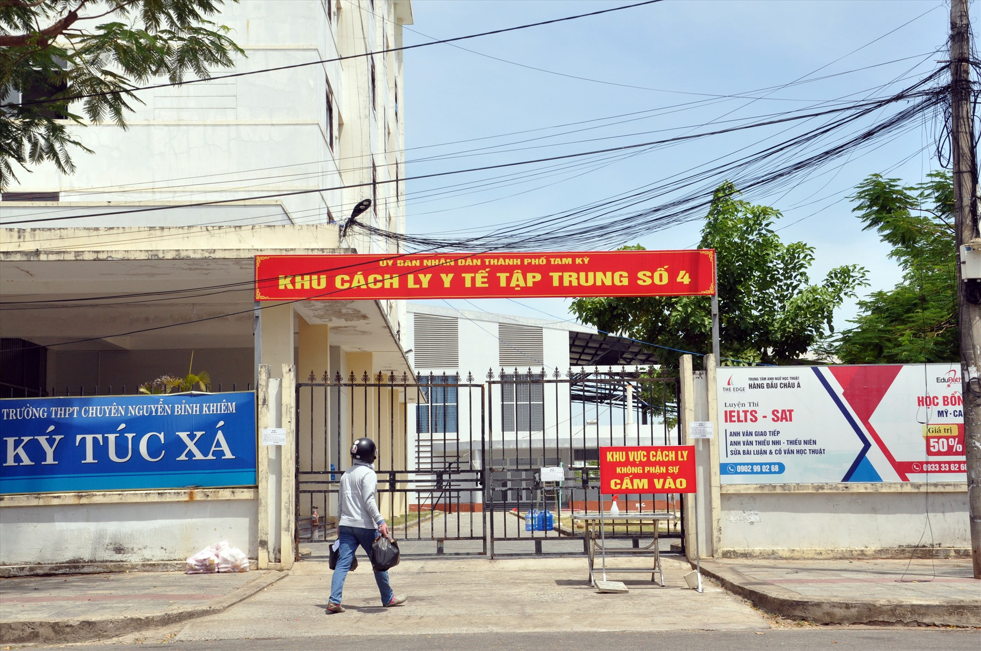 Khu ký túc xá Trường THPT chuyên Nguyễn Bỉnh Khiêm được trưng dụng làm khu cách ly tập trung. Ảnh: T.VY