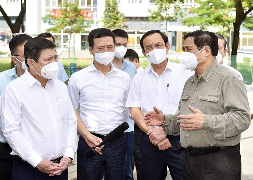 Thủ tướng Chính phủ Phạm Minh Chính (bìa phải) kiểm tra công tác phòng, chống dịch bệnh COVID-19 tại TP.Hồ Chí Minh. Ảnh Nhật Bắc