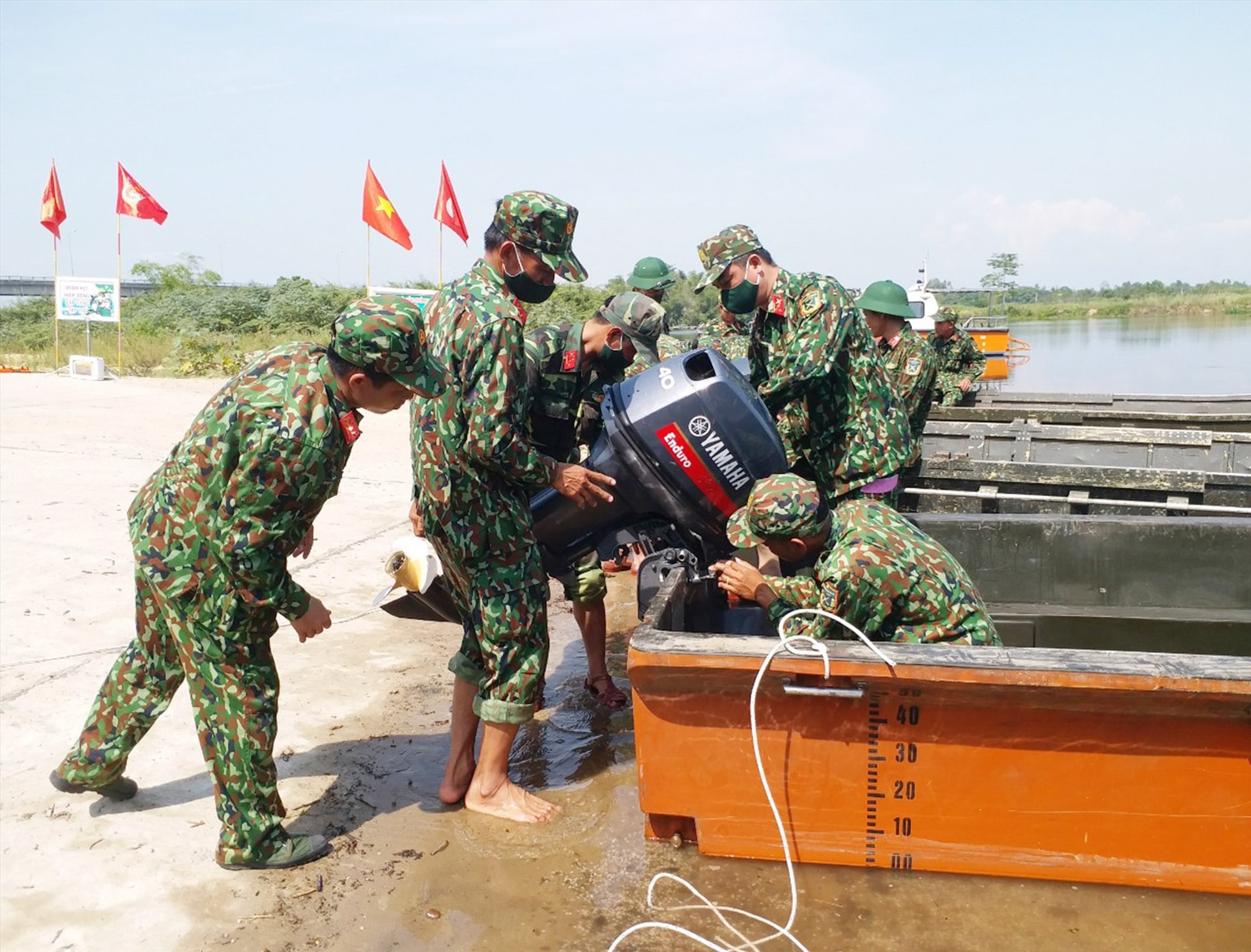 Lữ đoàn Công binh 270 huấn luyện gá lắp máy đẩy và xuồng VSN1500.Ảnh: L.T