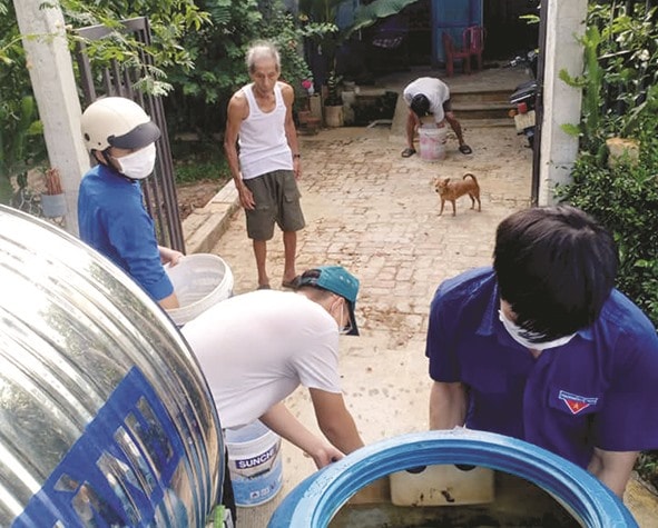 Đoàn viên thanh niên vận chuyển nước miễn phí đến nhiều hộ gia đình. Ảnh: T.VY