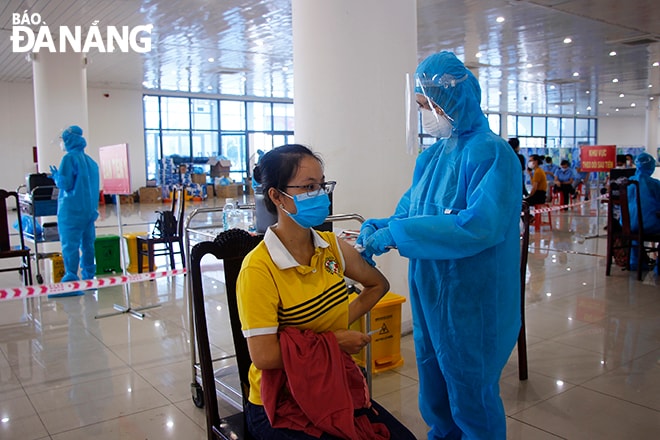 Nhân viên y tế quận Cẩm Lệ tiêm vắc-xin cho công nhân làm việc tại Khu công nghiệp Hòa Cầm ngày 11-8. Ảnh: XUÂN DŨNG