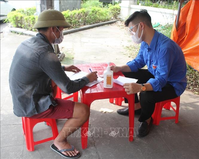 Khai báo y tế phòng dịch COVID-19. Ảnh: TTXVN