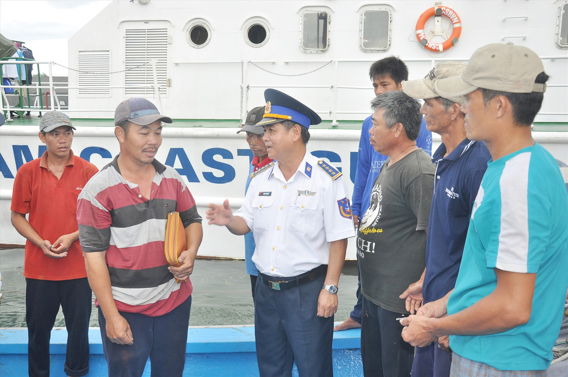 Thăm hỏi ngư dân Quảng Ngãi vừa được cứu hộ an toàn trong một vụ cứu nạn tàu cá năm 2015.