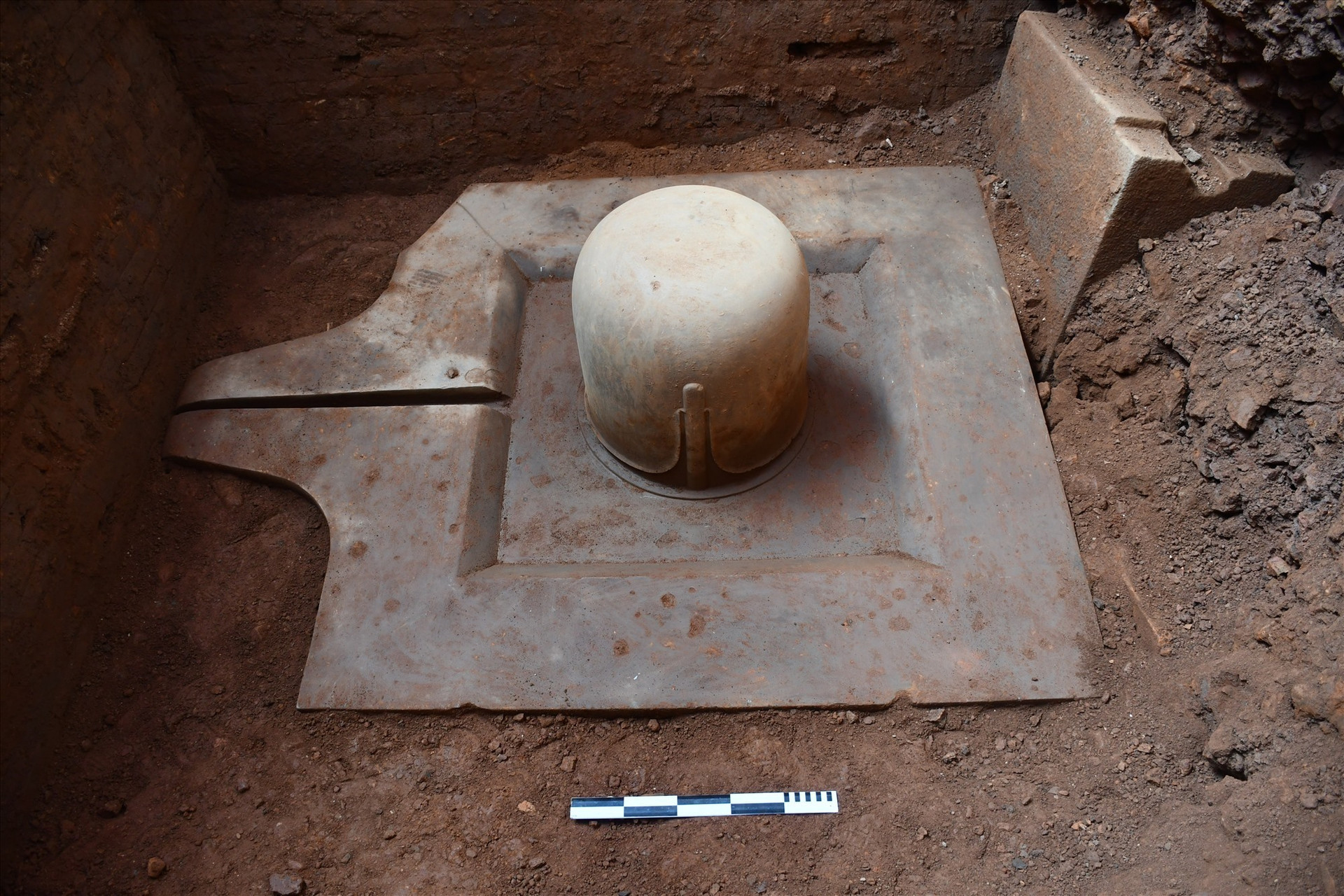 Bộ Linga- Yoni liền khối được phát hiện tại Đài thờ A10. Ảnh; BQL Mỹ Sơn
