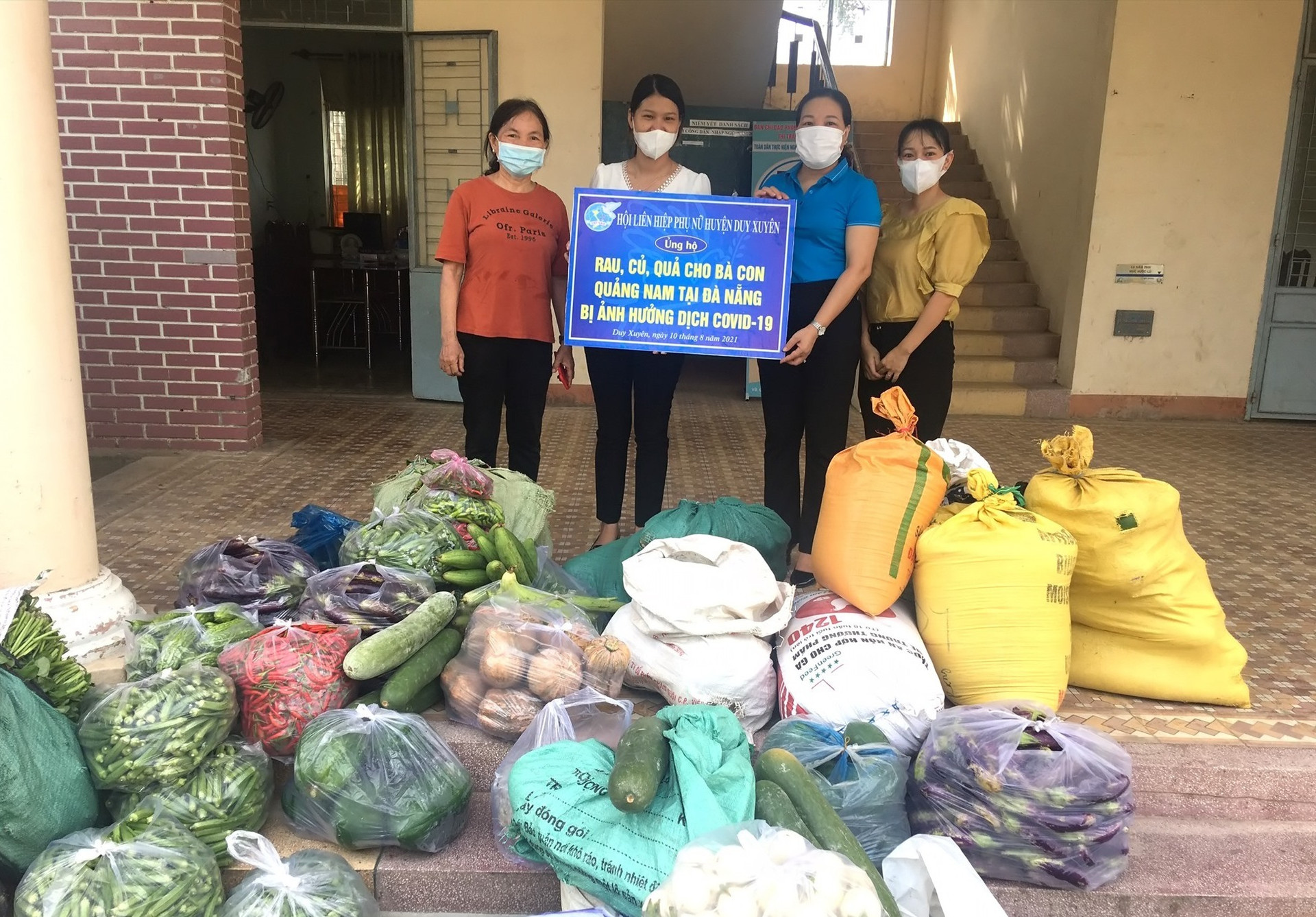 Cán bộ, hội viên phụ nữ huyện Duy Xuyên gom góp lương thực, thực phẩm hỗ trợ người dân Đà Nẵng gặp khó khăn do dịch Covid-19. Ảnh: T.L