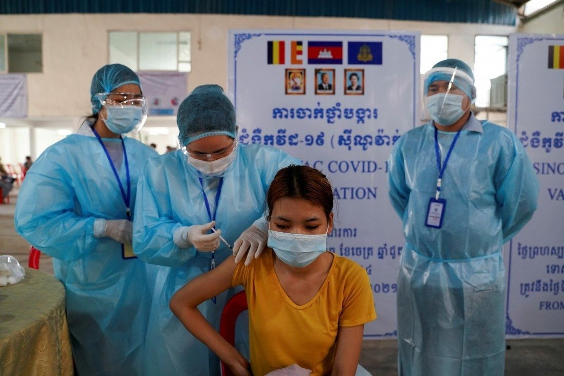 Một công nhân ngành may mặc tại Phnôm Pênh, Campuchia được tiêm phòng vắc xin Covid-19. Ảnh: Reuters