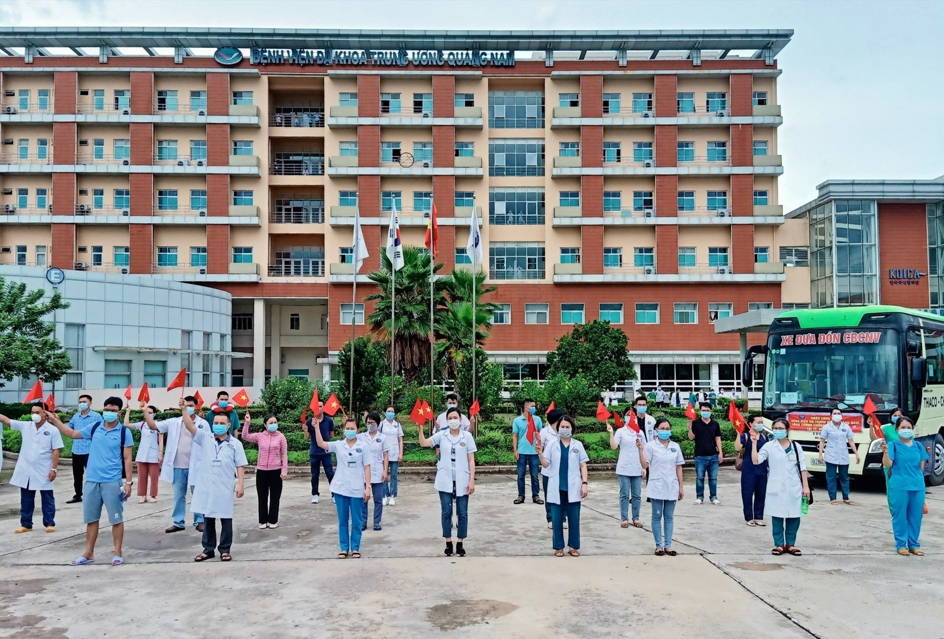 úc 15 giờ 30 chiều nay 11.8, đoàn công tác của Bệnh viện Đa khoa Trung ương Quảng Nam đã lên đường vào TP.Hồ Chí Minh để phối hợp thành lập Trung tâm Hồi sức tích cực người bệnh Covid-19. Ảnh: H.Đ