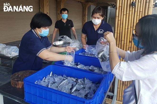 Không chỉ thịt, rau mà các loại cá cũng rất tươi ngon. Ảnh: QUỲNH TRANG.