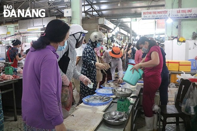 Người dân đến chợ mua sắm tăng đột biến trong sáng 12-8. Ảnh: VĂN HOÀNG