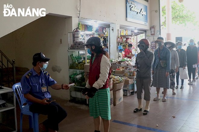 Người dân xếp hàng vào chợ Đống Đa sáng 12-8. Ảnh: QUỲNH TRANG