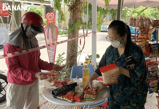 Theo một số tiệm tạp hóa trên địa bàn, hàng hóa dồi dào, người dân không nên đổ xô đi mua sắm sẽ không bảo đảm 5K. Ảnh: QUỲNH TRANG.