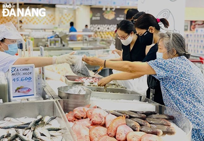 Lượng khách đến các siêu thị tăng 30-40% trong sáng nay. Ảnh: QUỲNH TRANG.