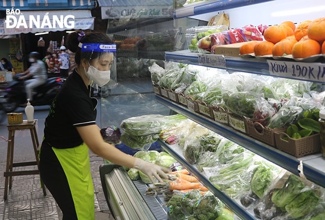 Nhân viên của Hợp tác xã Thu Bồn Mart (đường Hoàng Diệu) kiểm tra lại rau, củ, quả. Ảnh: QUỲNH TRANG