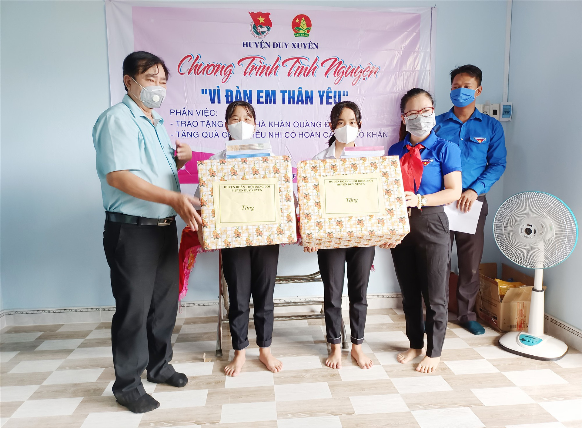 Hội đồng Đội huyện Duy Xuyên và nhà trường tặng quà cho 2 em Hiếu và Thuận tại lễ bàn giao nhà.