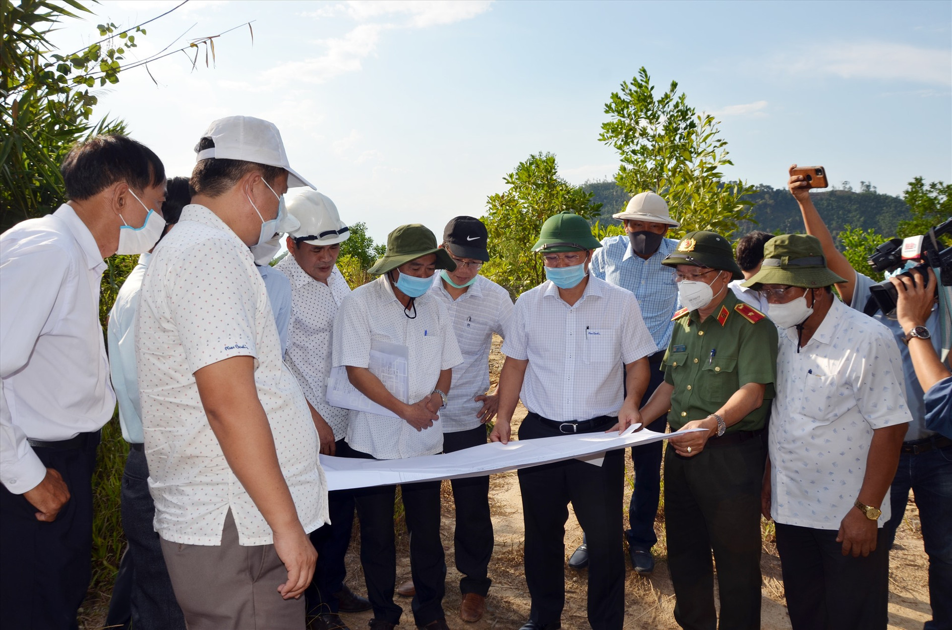 Chủ tịch UBND tỉnh Lê Trí Thanh cùng đoàn công tác của tỉnh xem bản đồ hiện trạng tại khu vực mỏ vàng Bồng Miêu. Ảnh: H.P