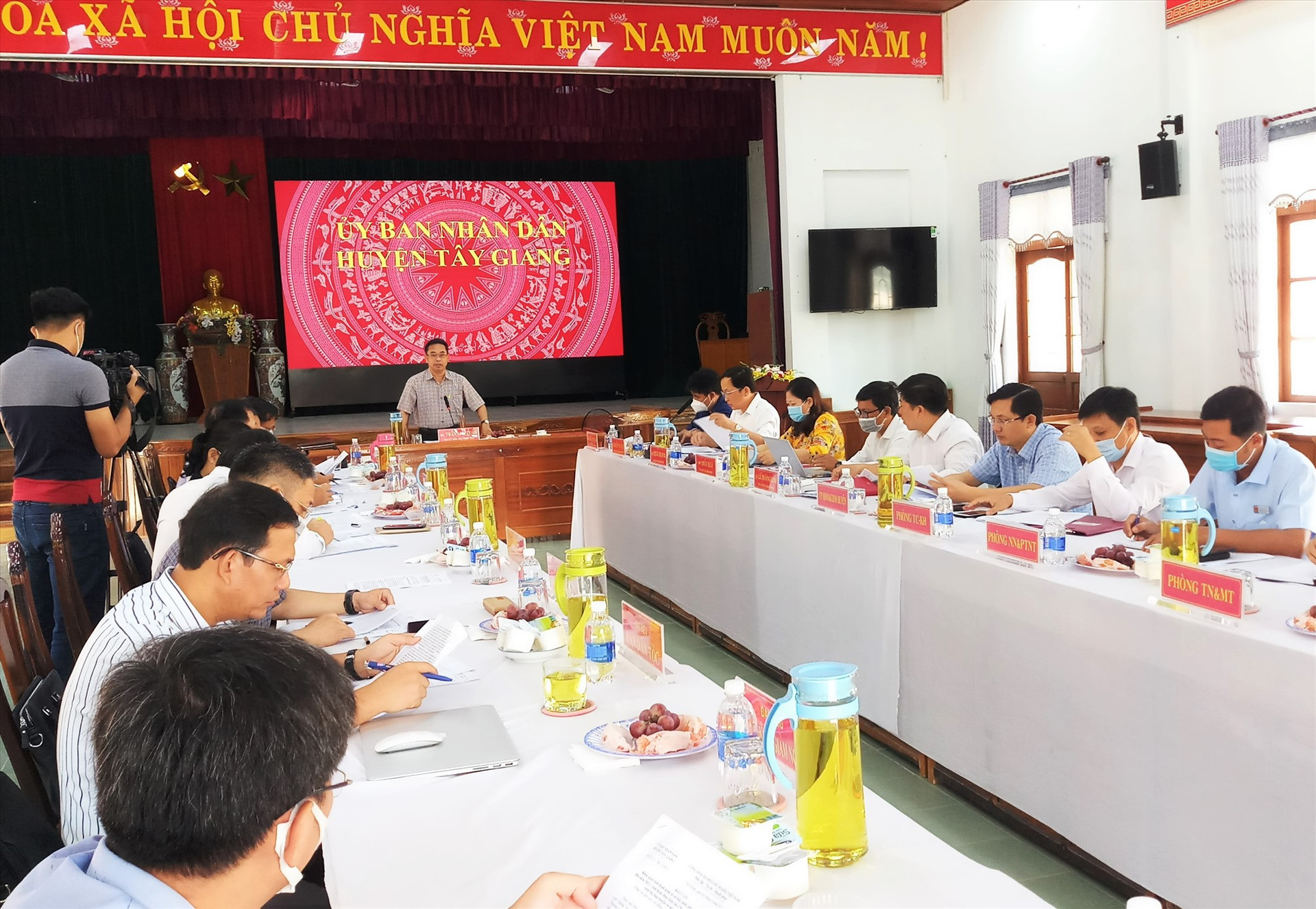 Phó Chủ tịch UBND tỉnh Trần Anh Tuấn phát biểu tại buổi làm việc với huyện Tây Giang. Ảnh: A.N