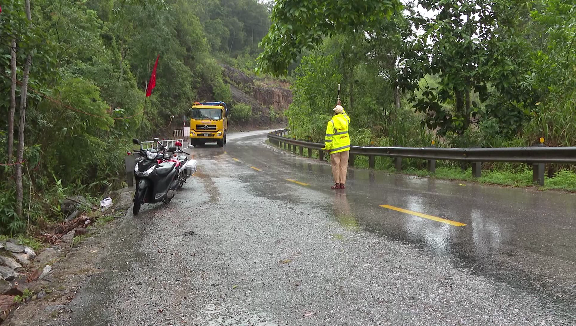 Công an huyện Đông Giang làm việc trong mưa kiểm soát các phương tiện qua chốt