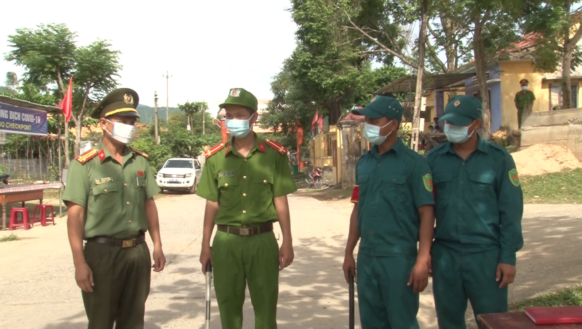 Lãnh đạo Công an huyện Đông Giang kiểm tra, động viên lực lượng làm nhiệm vụ tại chốt kiểm soát Dốc Kiền