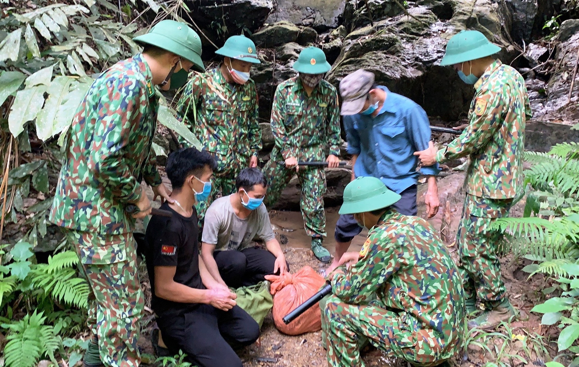 Lực lượng cắm chốt Biên phòng Quảng Nam phát hiện và bắt giữ các đối tượng vượt biên trái phép.