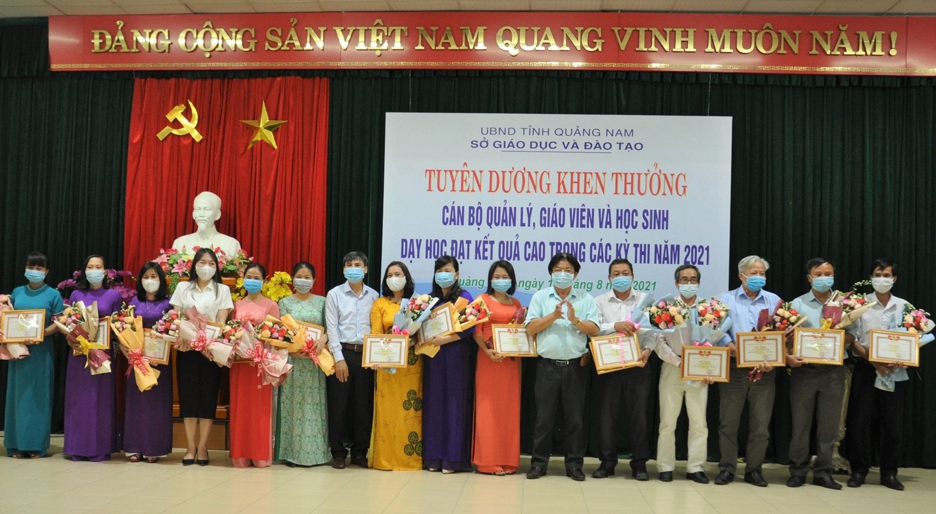 Khen thưởng 16 cán bộ quản lý, giáo viên có thành tích trong công tác quản lý, dạy học. Ảnh: X.P