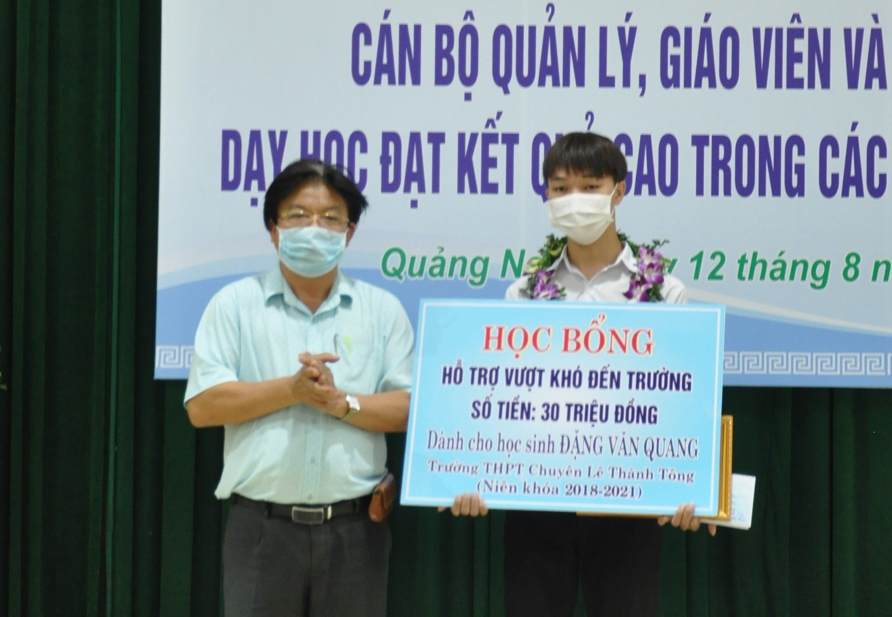 Ông Hà Thanh Quốc thừa ủy nhiệm của một mạnh thường quân tặng học bổng 30 triệu đồng cho em Đặng Văn Quang (THPT chuyên Lê Thánh Tông). Ảnh: X.P