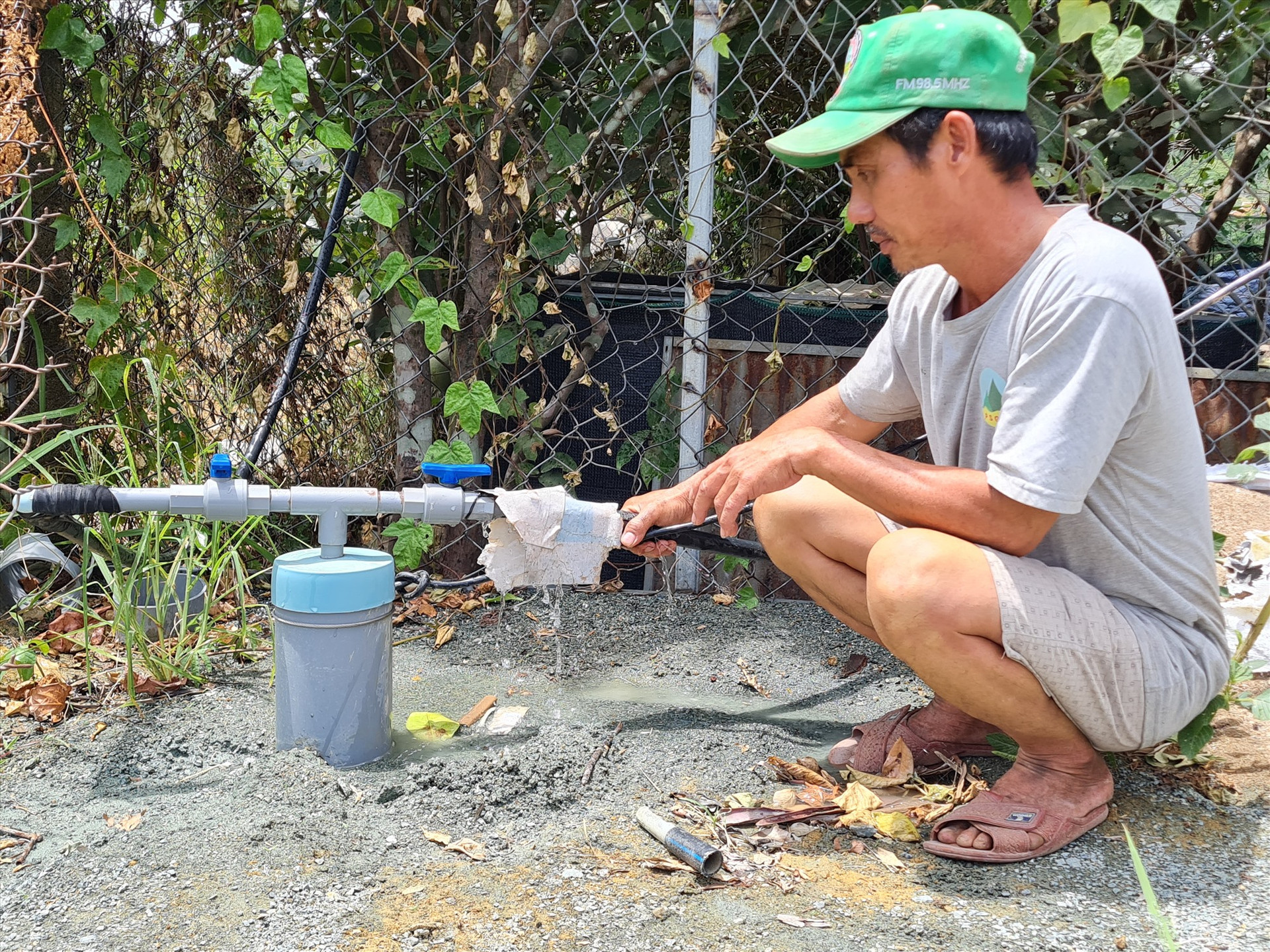 Nhiều hộ dân được cấp nước từ giếng khoan sâu gần 70m của gia đình anh Huỳnh Văn Tồn (thôn Cẩm Tú, xã Quế Thọ). Ảnh: H.LIÊN