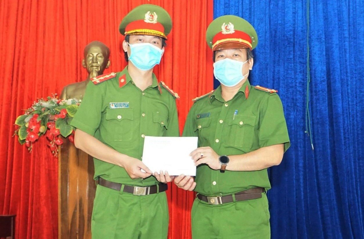 Lãnh đạo Công an thị xã Điện Bàn vừa thưởng nóng Công an xã Điện Tiến