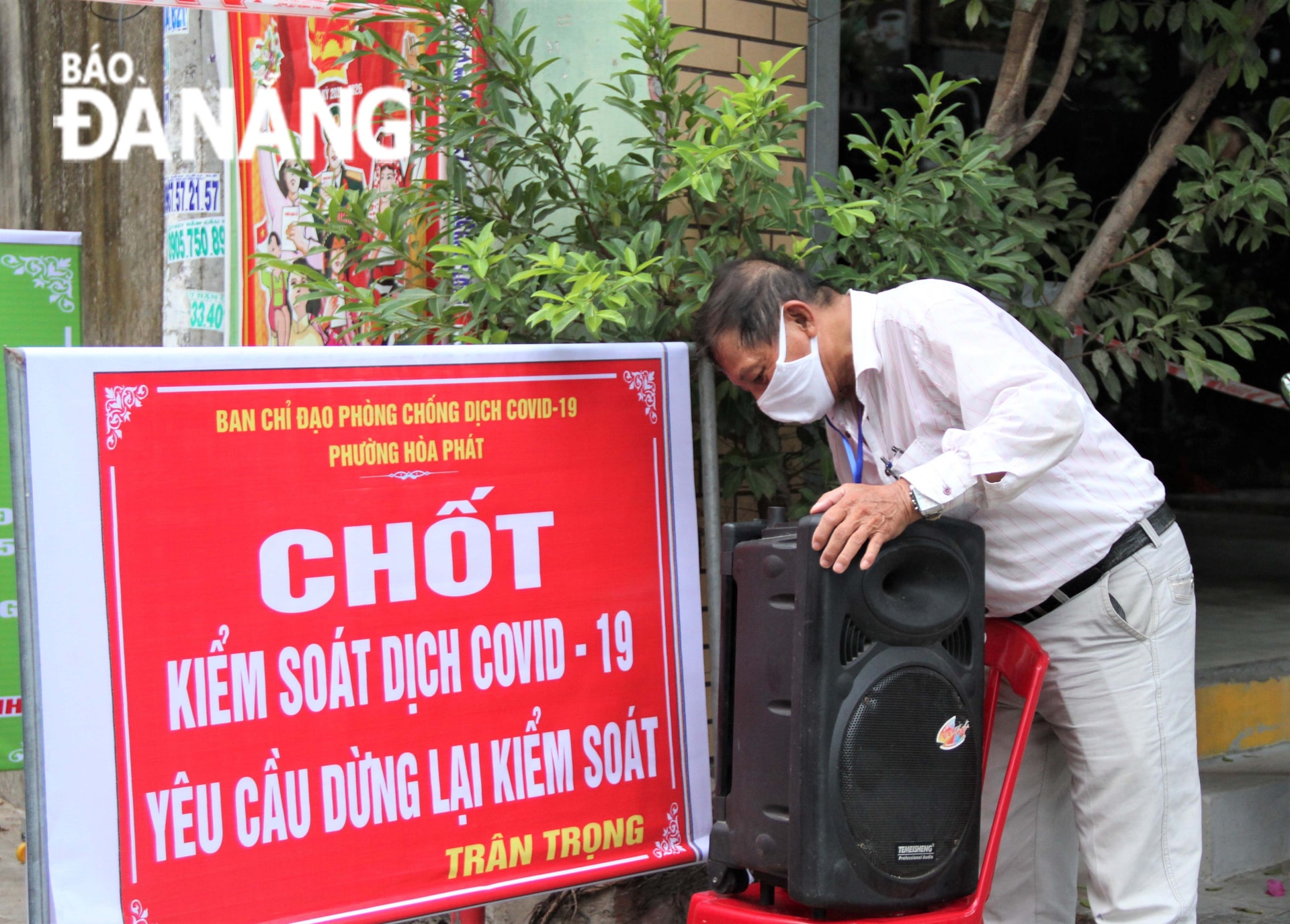 Đặt loa tuyên truyền về các biện pháp phòng, chống Covid-19 tại “vùng xanh” thuộc khu dân cư số 12, phường Hòa Phát, quận Cẩm Lệ. Ảnh: L.P