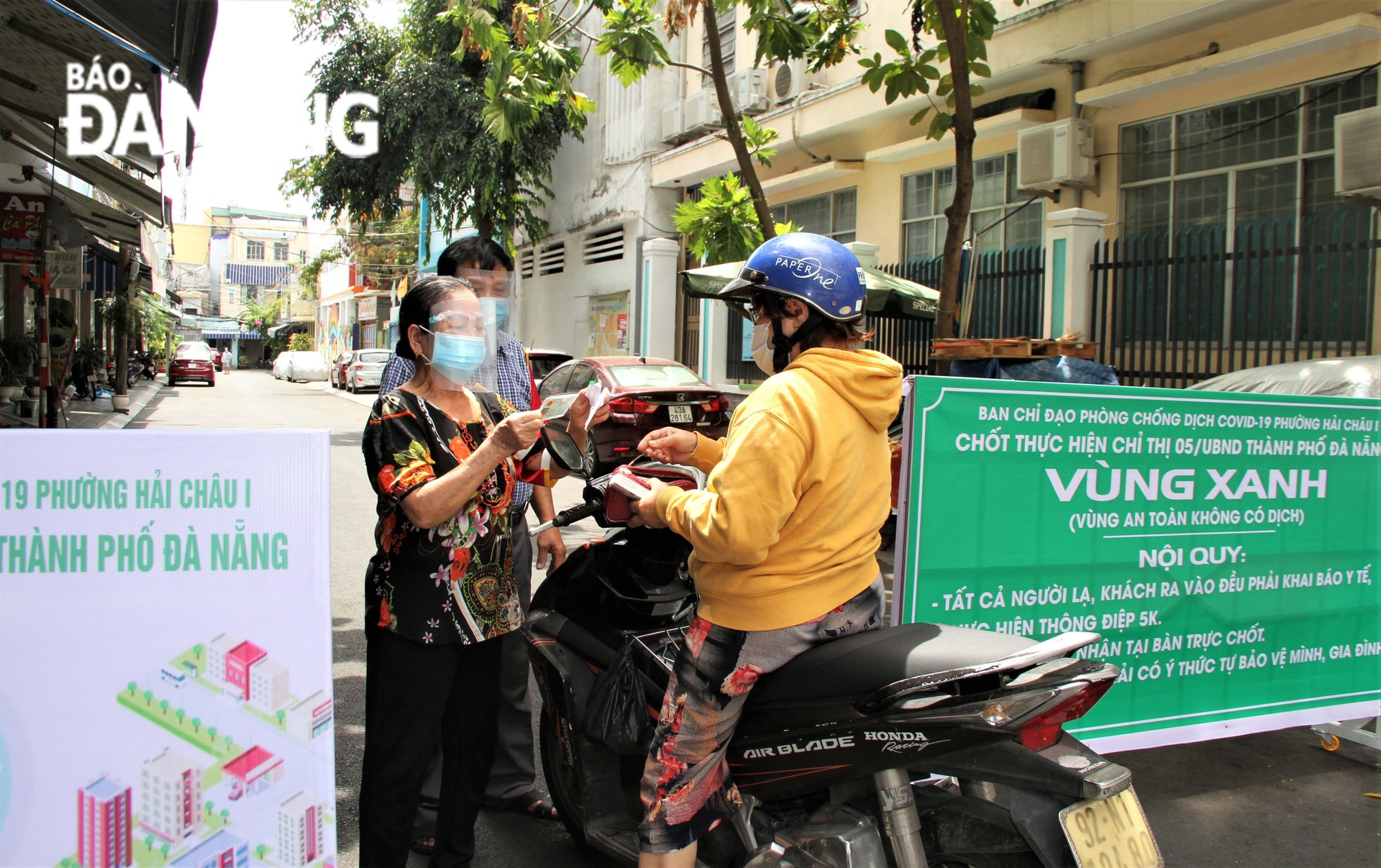 Mọi trường hợp ra, vào các “vùng xanh” đều được lực lượng Tổ Covid-19 cộng đồng kiểm tra, giám sát nghiêm ngặt. Ảnh chụp tại “vùng xanh” thuộc phường Hải Châu 1, quận Hải Châu. Ảnh: L.P