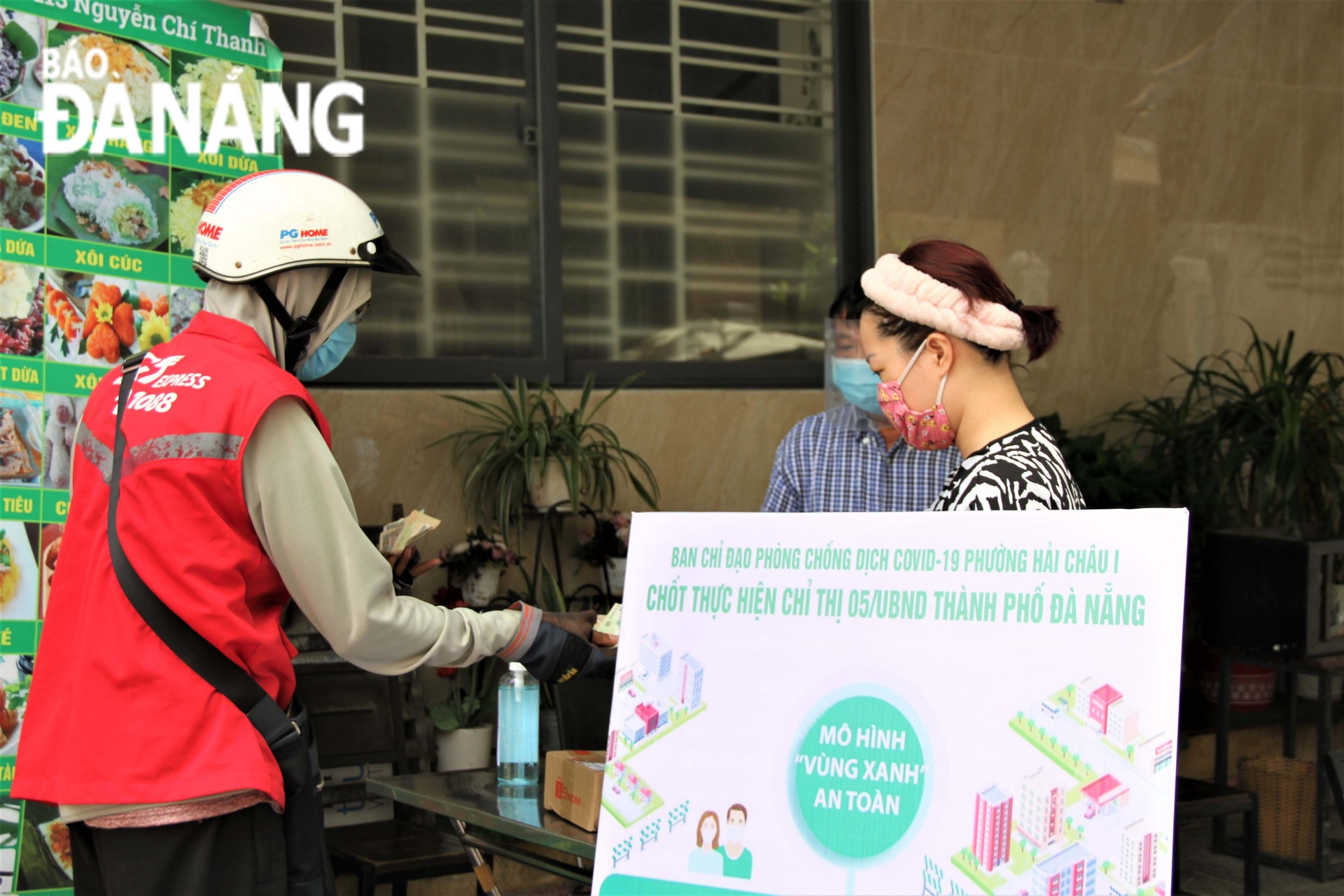 Hoạt động giao, nhận hàng hóa được thực hiện tại chốt kiểm soát, được khử khuẩn an toàn. Ảnh: L.P