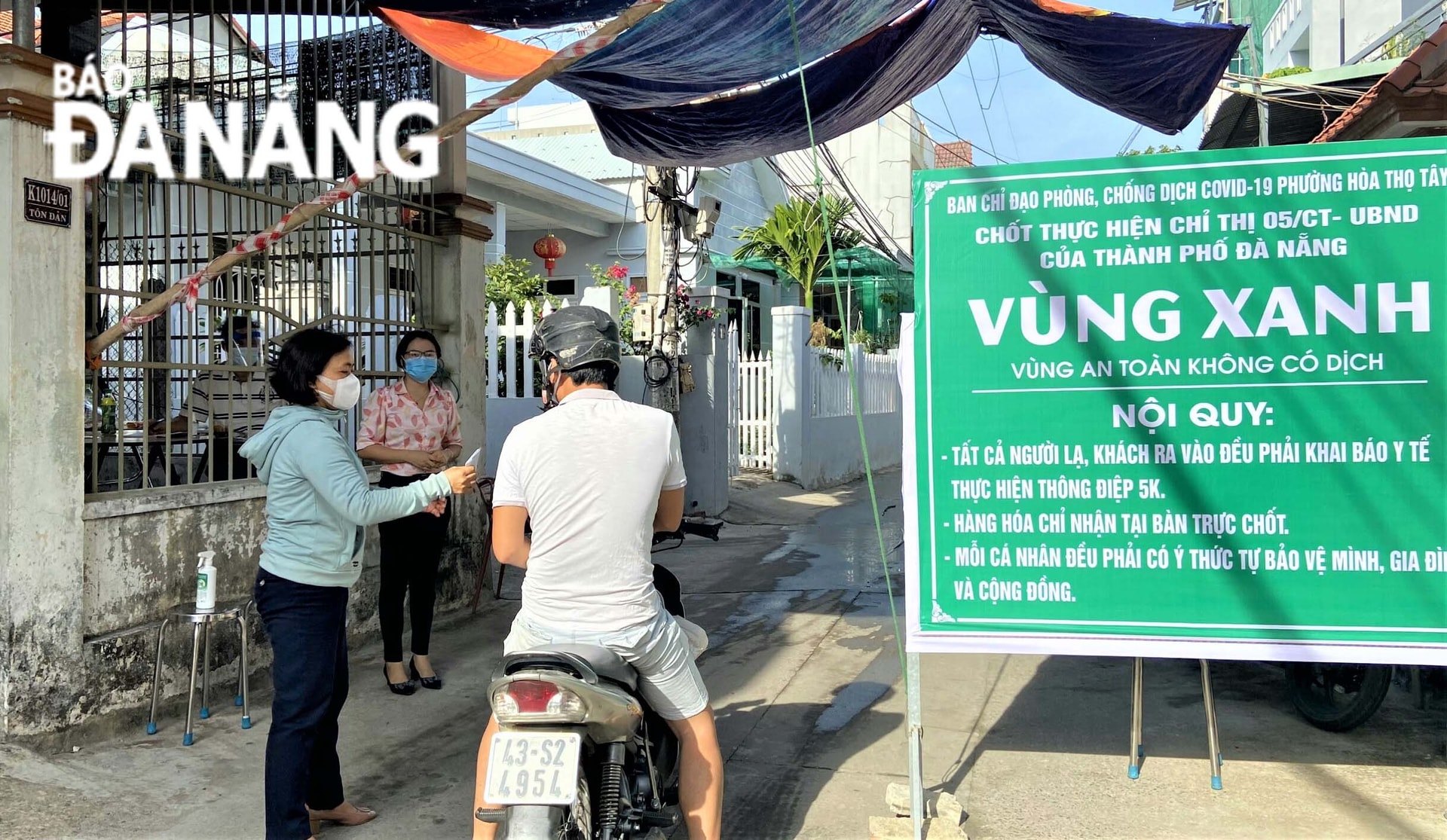Mọi trường hợp ra, vào các “vùng xanh” đều được lực lượng Tổ Covid-19 cộng đồng kiểm tra, giám sát nghiêm ngặt. Ảnh chụp tại “vùng xanh” thuộc phường Hòa Thọ Tây, quận Cẩm Lệ. Ảnh: L.P