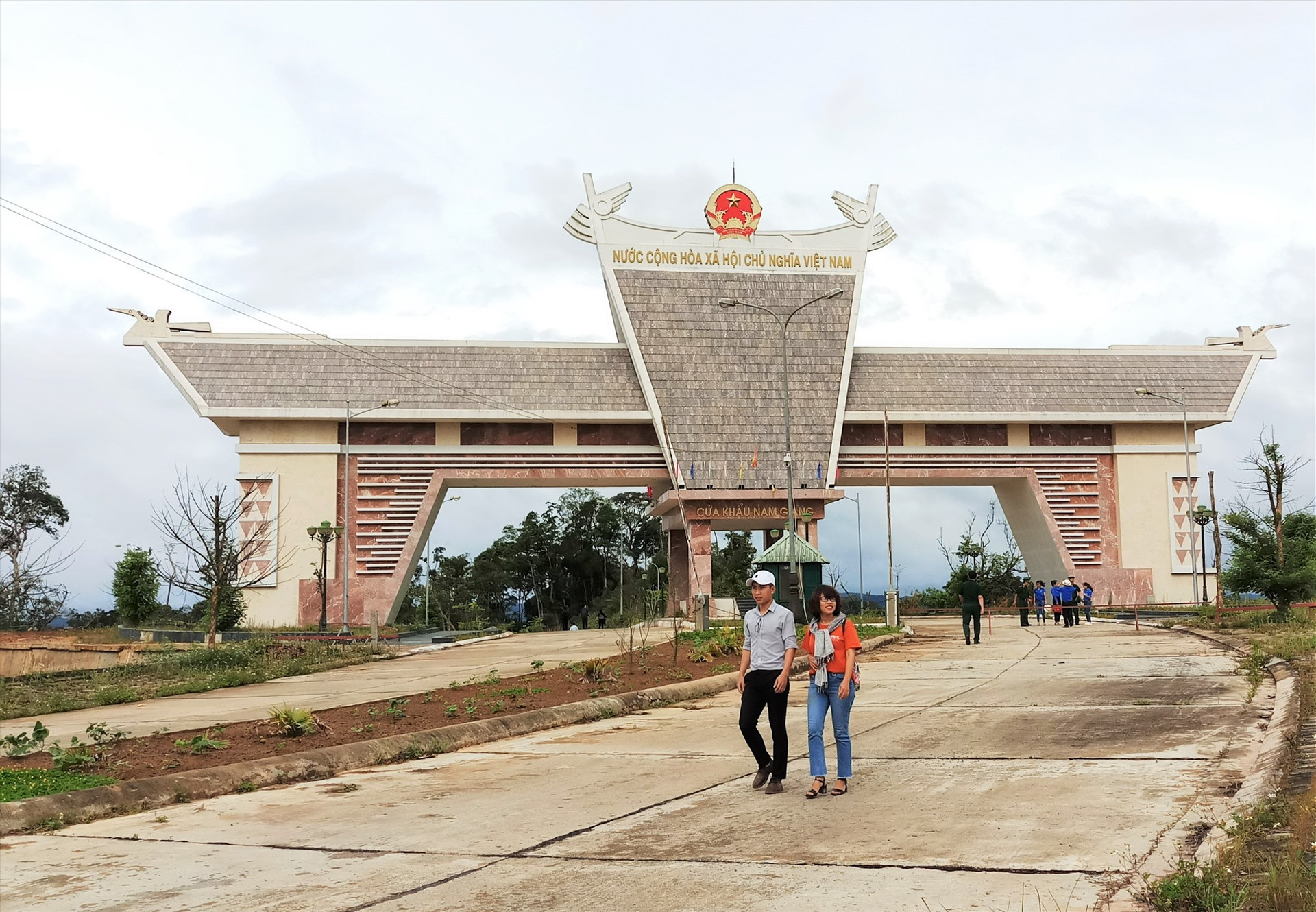 Quốc môn được xây dựng tại Cửa khẩu quốc tế Nam Giang - Đắc Tà Oọc. Ảnh: ALĂNG NGƯỚC