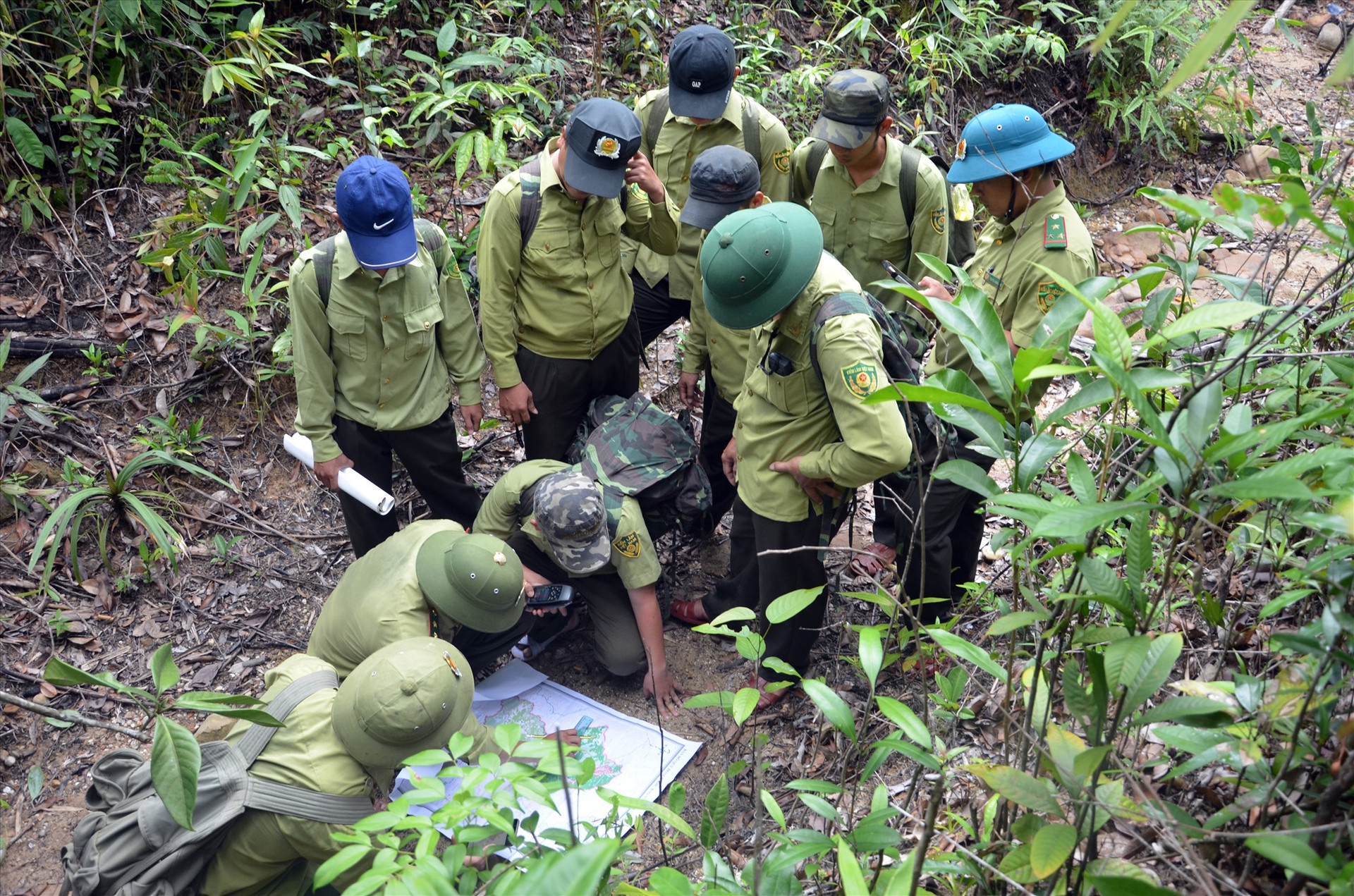 Lực lượng bảo vệ rừng chuyên trách tuần tra rừng trong lâm phận Khu bảo tồn loài và sinh cảnh Voi Nông Sơn. Ảnh: H.P