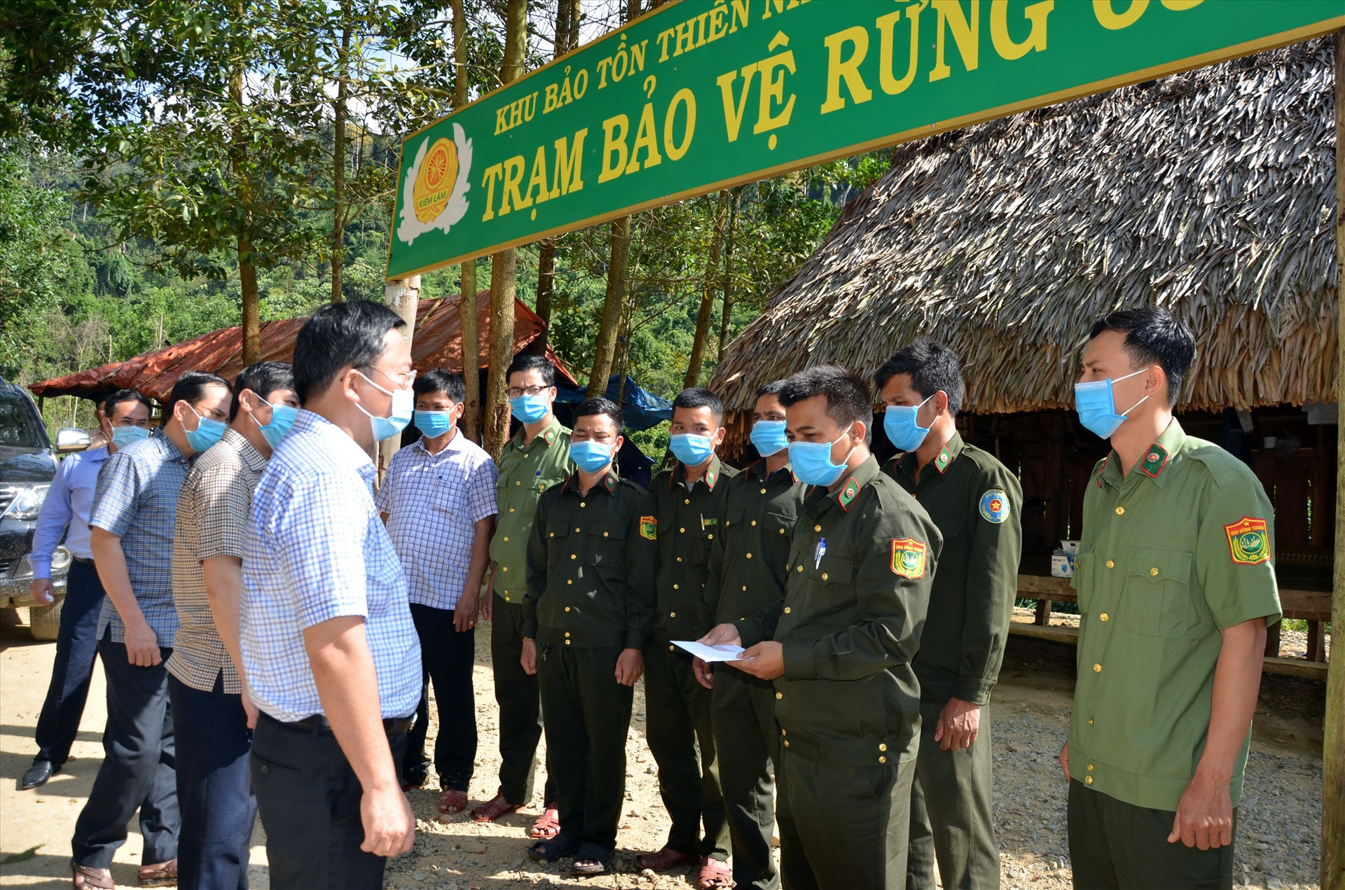 Chủ tịch UBND tỉnh Lê Trí Thanh thăm một chốt bảo vệ rừng trong Vườn Quốc gia Sông Thanh hồi giữa tháng 5.2021. Ảnh: H.P
