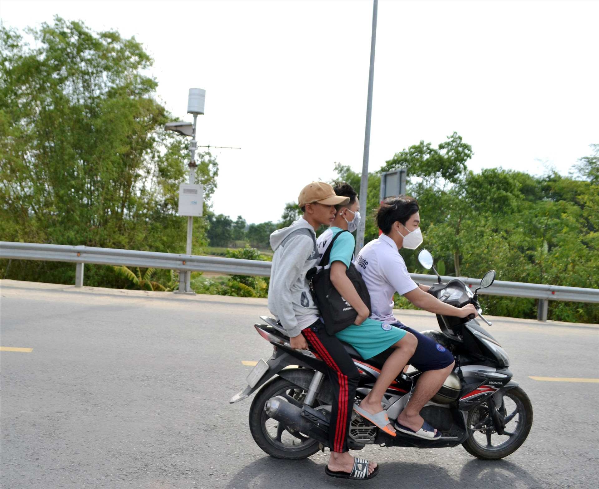 Tình trạng thanh niên, học sinh chở quá số người quy định và không đội mũ bảo hiểm khi lưu thông bằng xe máy vẫn còn diễn ra. Ảnh: K.K